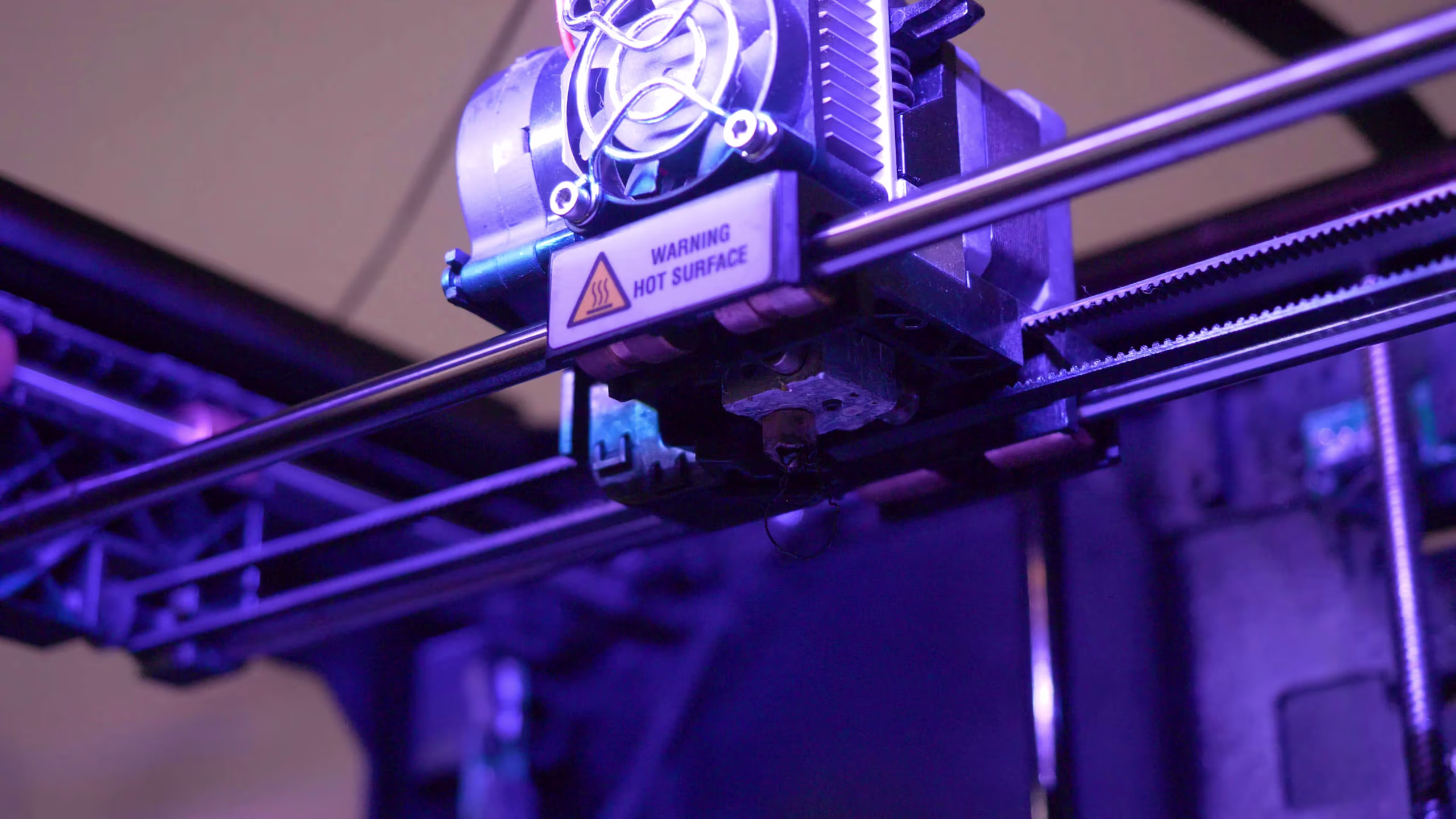 Cabezal extrusor de una impresora 3D en funcionamiento en la nave de fabricación de Leganés
